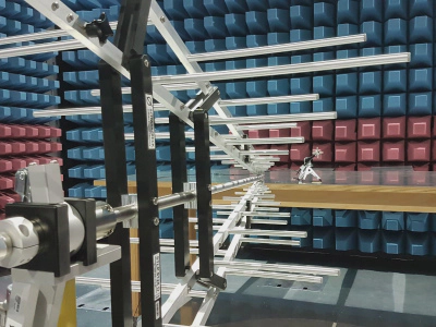 EMV Prüfungen Absorberhalle mit Antenne