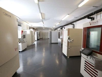 Raum voller Klimakammern